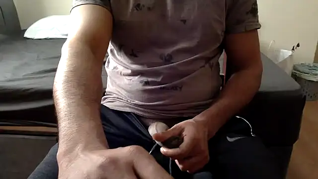 Snapshot of CoolBiDude chatting on March 18, 3:37 pm CoolBiDude online show from March 18, 3:37 pm