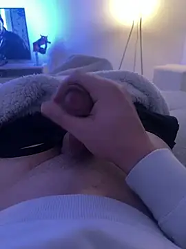 Jonkitzler1 online show from February 13, 10:44 am