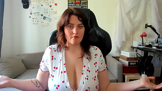 Snapshot of KiraKoval chatting on May 7, 1:38 pm KiraKoval online show from May 7, 1:38 pm