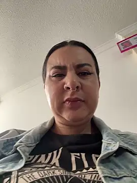 Abril Luv online show from March 23, 1:15 pm