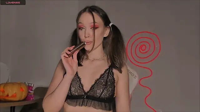 Amelia Lein online show from October 31, 9:05 pm