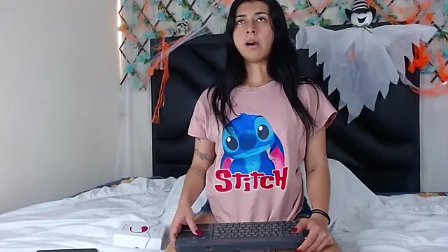 Snapshot of EmmaWilliamss chatting on October 24, 4:47 pm EmmaWilliamss online show from October 24, 4:47 pm