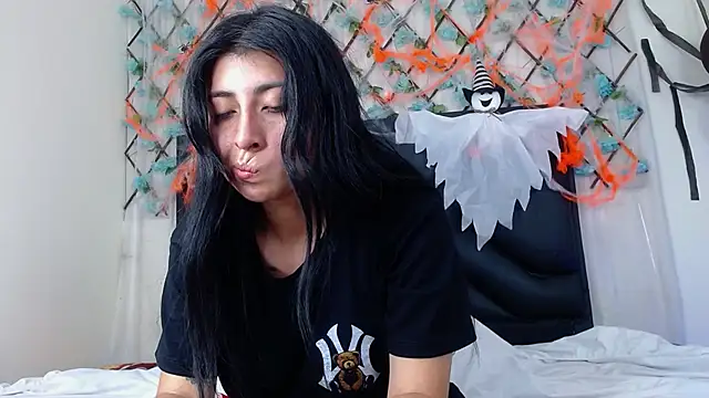 Snapshot of EmmaWilliamss chatting on November 1, 11:18 pm EmmaWilliamss online show from November 1, 11:18 pm