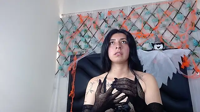 Snapshot of EmmaWilliamss chatting on November 2, 6:21 pm EmmaWilliamss online show from November 2, 6:21 pm