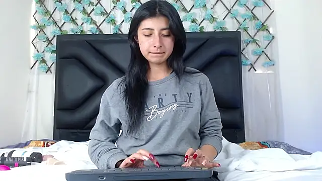 Snapshot of EmmaWilliamss chatting on November 9, 6:17 pm EmmaWilliamss online show from November 9, 6:17 pm