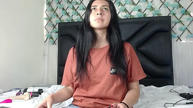 Snapshot of EmmaWilliamss chatting on November 13, 5:12 pm EmmaWilliamss online show from November 13, 5:12 pm