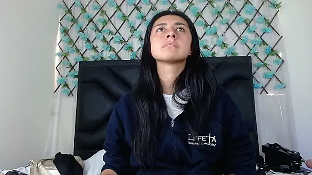 Snapshot of EmmaWilliamss chatting on November 16, 4:34 pm EmmaWilliamss online show from November 16, 4:34 pm