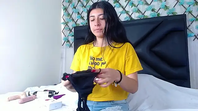 Snapshot of EmmaWilliamss chatting on December 2, 3:51 pm EmmaWilliamss online show from December 2, 3:51 pm