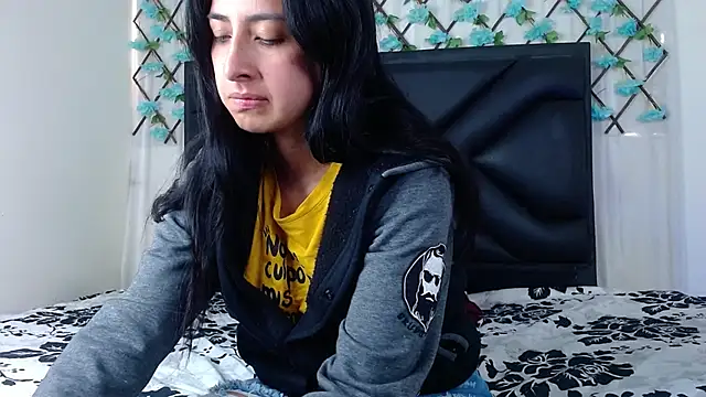 Snapshot of EmmaWilliamss chatting on December 19, 2:35 pm EmmaWilliamss online show from December 19, 2:35 pm