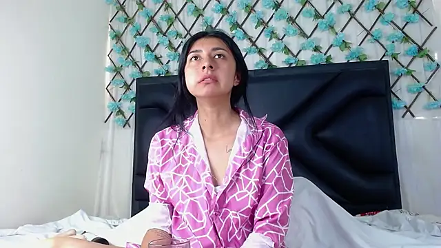 Snapshot of EmmaWilliamss chatting on January 9, 3:37 pm EmmaWilliamss online show from January 9, 3:37 pm