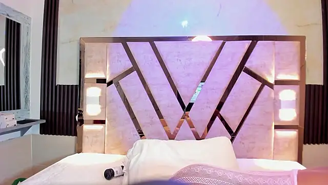 Snapshot of Athenea_Mills chatting on February 3, 6:46 pm Athenea Mills online show from February 3, 6:46 pm