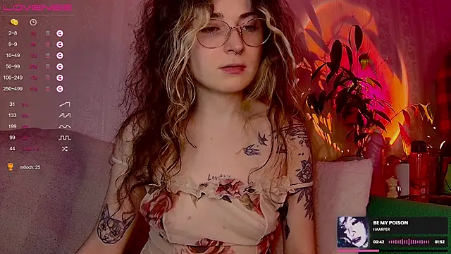 Snapshot of IttyKitty chatting on February 14, 11:23 pm IttyKitty online show from February 14, 11:23 pm