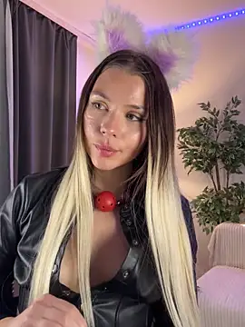 Snapshot of KittyKatyDream chatting on February 6, 8:45 pm KittyKatyDream online show from February 6, 8:45 pm