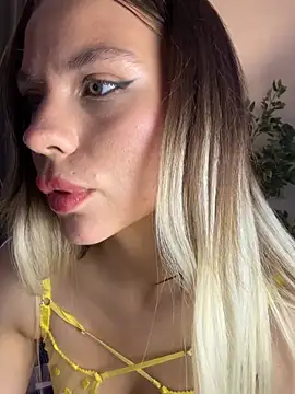 Snapshot of KittyKatyDream chatting on March 14, 12:40 pm KittyKatyDream online show from March 14, 12:40 pm