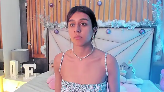 Emiily Scott1 online show from December 5, 8:44 pm