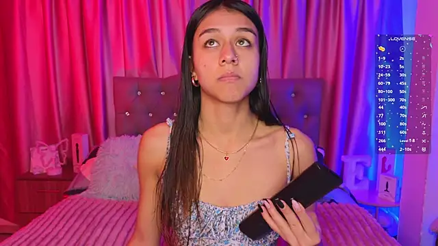 Snapshot of Emiily_Scott1 chatting on April 3, 7:34 pm Emiily Scott1 online show from April 3, 7:34 pm