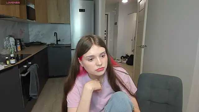Snapshot of lil_cassie chatting on October 9, 7:34 pm lil cassie online show from October 9, 7:34 pm