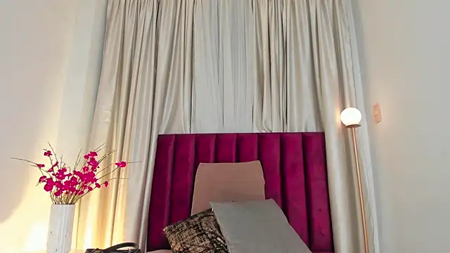 NoraDasilva online show from March 7, 12:37 am