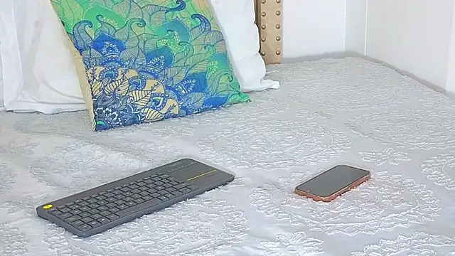 KeryHillson online show from October 28, 11:47 am