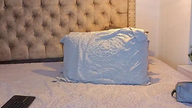 KeryHillson online show from February 11, 12:32 pm