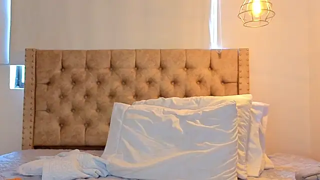 KeryHillson online show from April 18, 3:05 pm