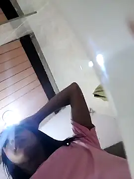 Snapshot of Babylolatop chatting on December 17, 7:59 pm Babylolatop online show from December 17, 7:59 pm