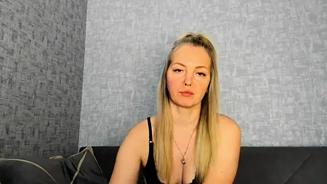 iam Venus online show from April 9, 11:59 am