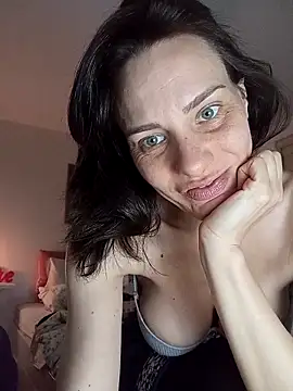 Emyly83 online show from March 12, 12:22 pm