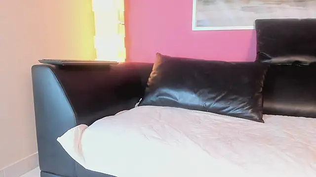 Tiffanysurez  online show from March 20, 2:49 am