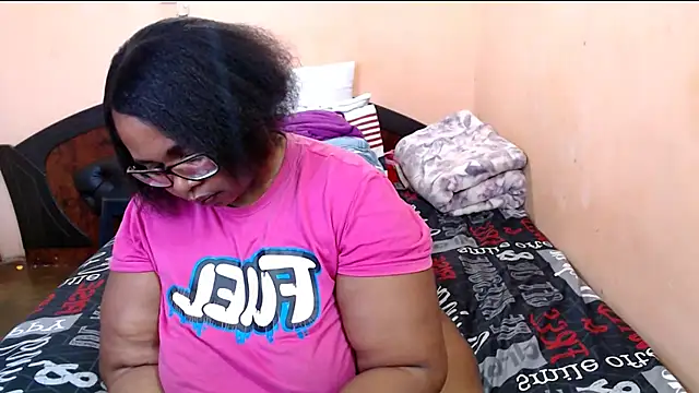 Snapshot of ZOQULUx chatting on May 28, 8:55 am ZOQULUx online show from May 28, 8:55 am