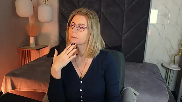 Annie Light online show from December 23, 6:00 am