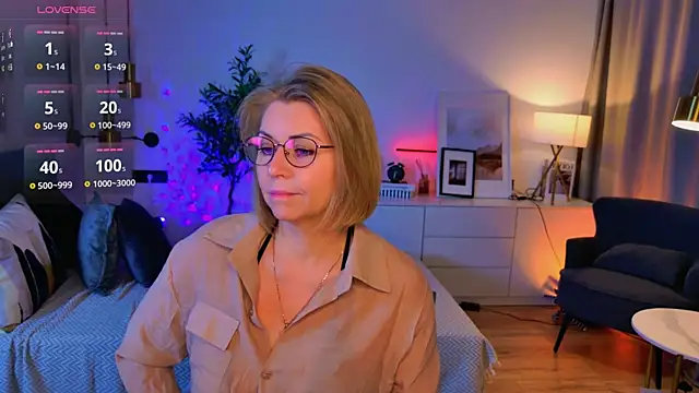 Snapshot of Annie_Light chatting on June 24, 6:45 am Annie Light online show from June 24, 6:45 am