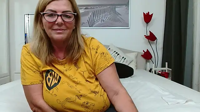 YulliaMilf online show from October 25, 6:46 pm