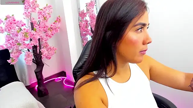 Snapshot of KAROLIVONNE chatting on July 9, 3:27 pm KAROLIVONNE online show from July 9, 3:27 pm