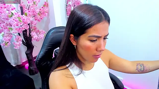 Snapshot of KAROLIVONNE chatting on July 15, 3:28 pm KAROLIVONNE online show from July 15, 3:28 pm