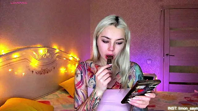 LillyMoure  online show from March 9, 11:31 pm