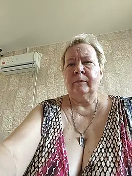 Snapshot of EffectFiona chatting on July 9, 12:58 am EffectFiona online show from July 9, 12:58 am