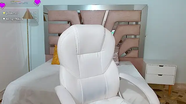 Snapshot of sophia_hadid chatting on December 2, 8:44 pm sophia hadid online show from December 2, 8:44 pm