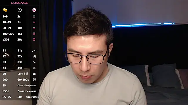 andrewmhilton  online show from November 26, 4:13 am