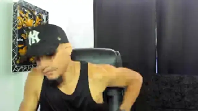 Snapshot of jhonnysnow17 chatting on April 23, 1:46 pm jhonnysnow17 online show from April 23, 1:46 pm