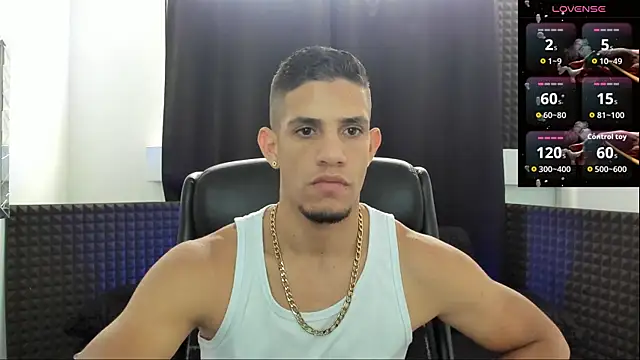 Snapshot of jhonnysnow17 chatting on August 3, 7:28 pm jhonnysnow17 online show from August 3, 7:28 pm