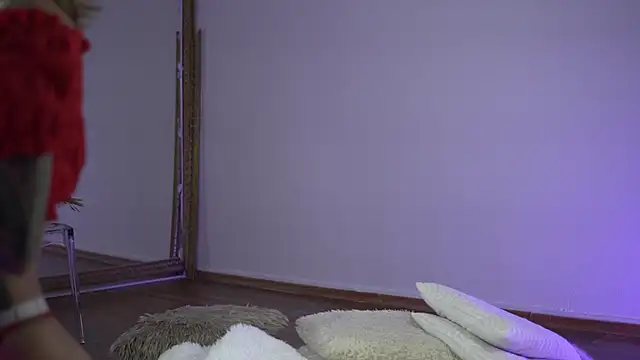 Snapshot of TiffanyMaze chatting on October 8, 6:33 am TiffanyMaze online show from October 8, 6:33 am