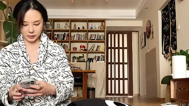 Snapshot of grandeeney chatting on November 3, 5:42 am grandeeney online show from November 3, 5:42 am