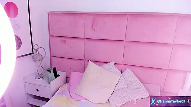 Snapshot of HannaTaylor chatting on December 10, 5:50 am HannaTaylor online show from December 10, 5:50 am