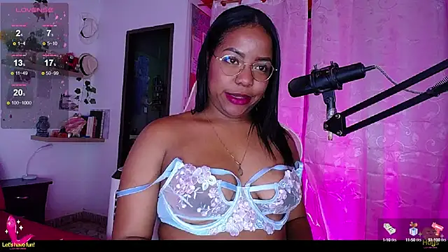 Snapshot of samanthaabloom chatting on January 11, 2:30 am samanthaabloom online show from January 11, 2:30 am