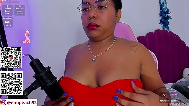 Snapshot of samanthaabloom chatting on June 12, 3:05 am samanthaabloom online show from June 12, 3:05 am