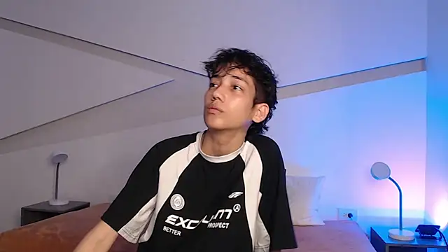 hot little bunny online show from February 18, 8:25 pm