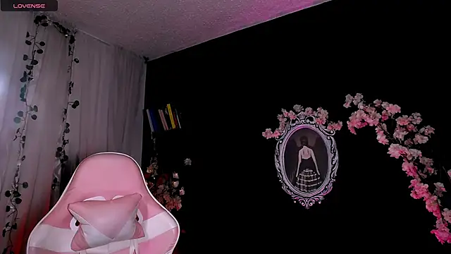 Snapshot of kitty_roxy chatting on March 20, 6:40 am kitty roxy online show from March 20, 6:40 am