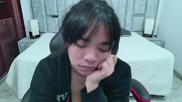 laureentt  online show from March 24, 3:11 am