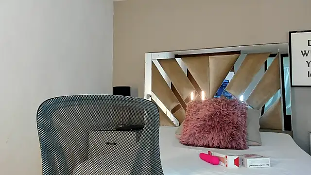 sharlott18 online show from December 26, 6:43 pm